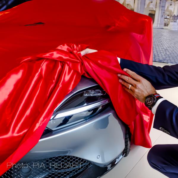 Monsieur Thorsten GOHM dévoile la Ferrari Roma aux invités privilégiés.